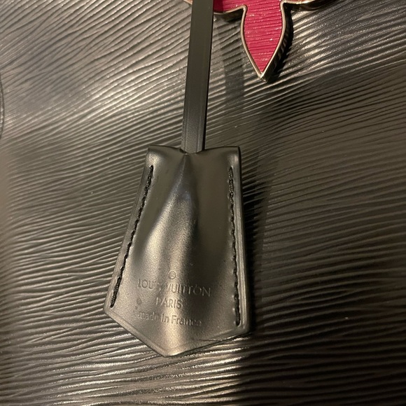 Authentic LV Epi Alma GM with charm - Picture 7 of 14